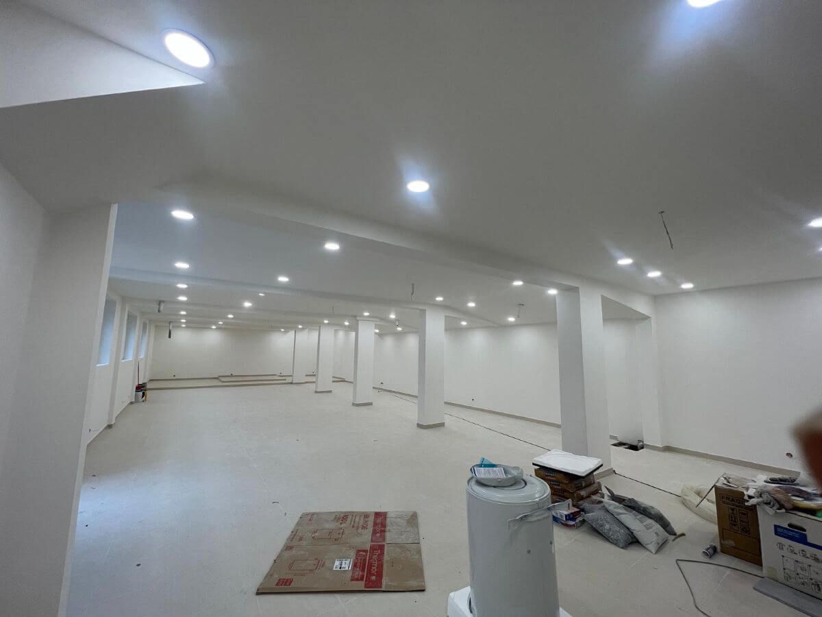 Pièce rénovée avec installation d eleds encastrés au plafond.