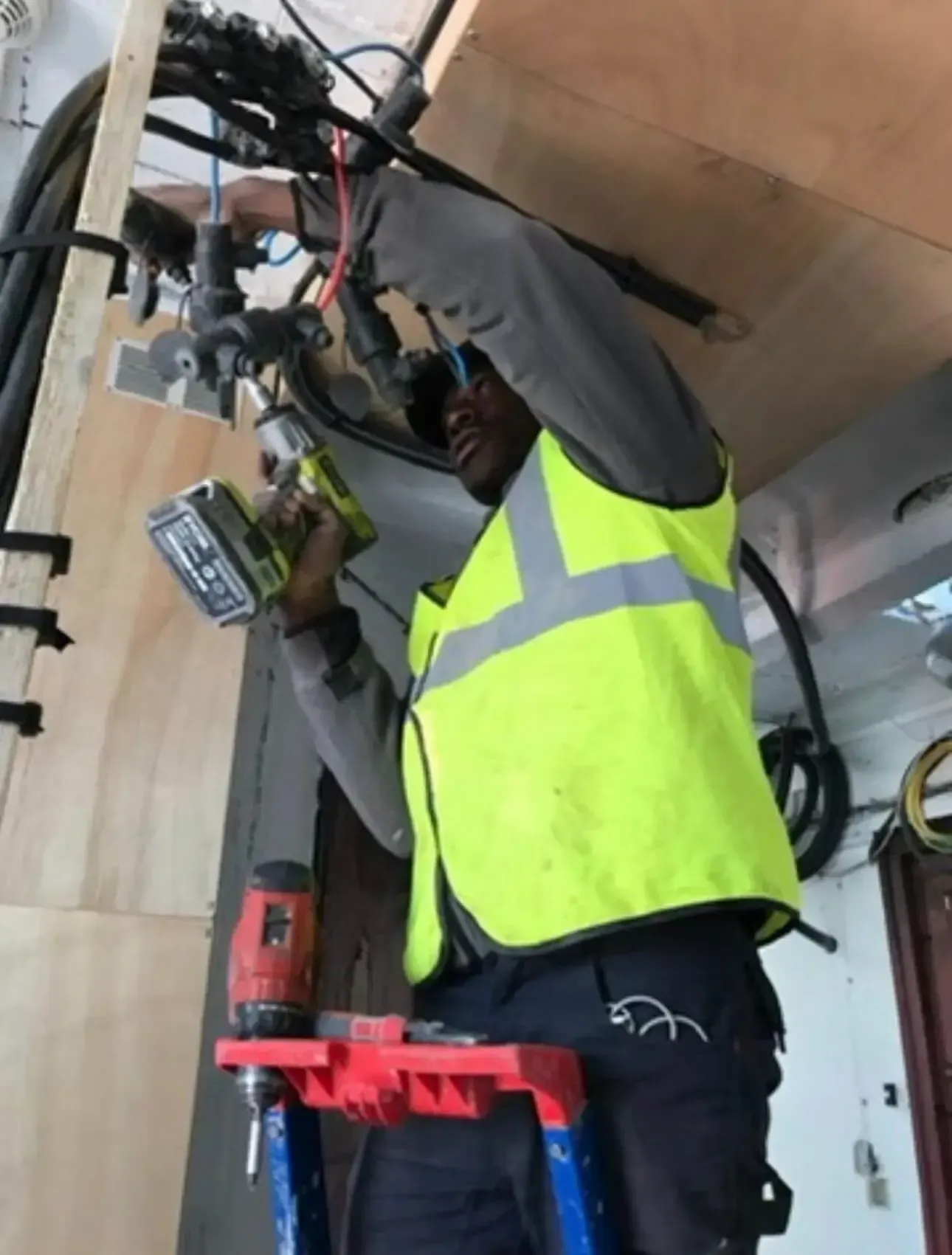 Homme finissant l'installation d'un réseau électrique.