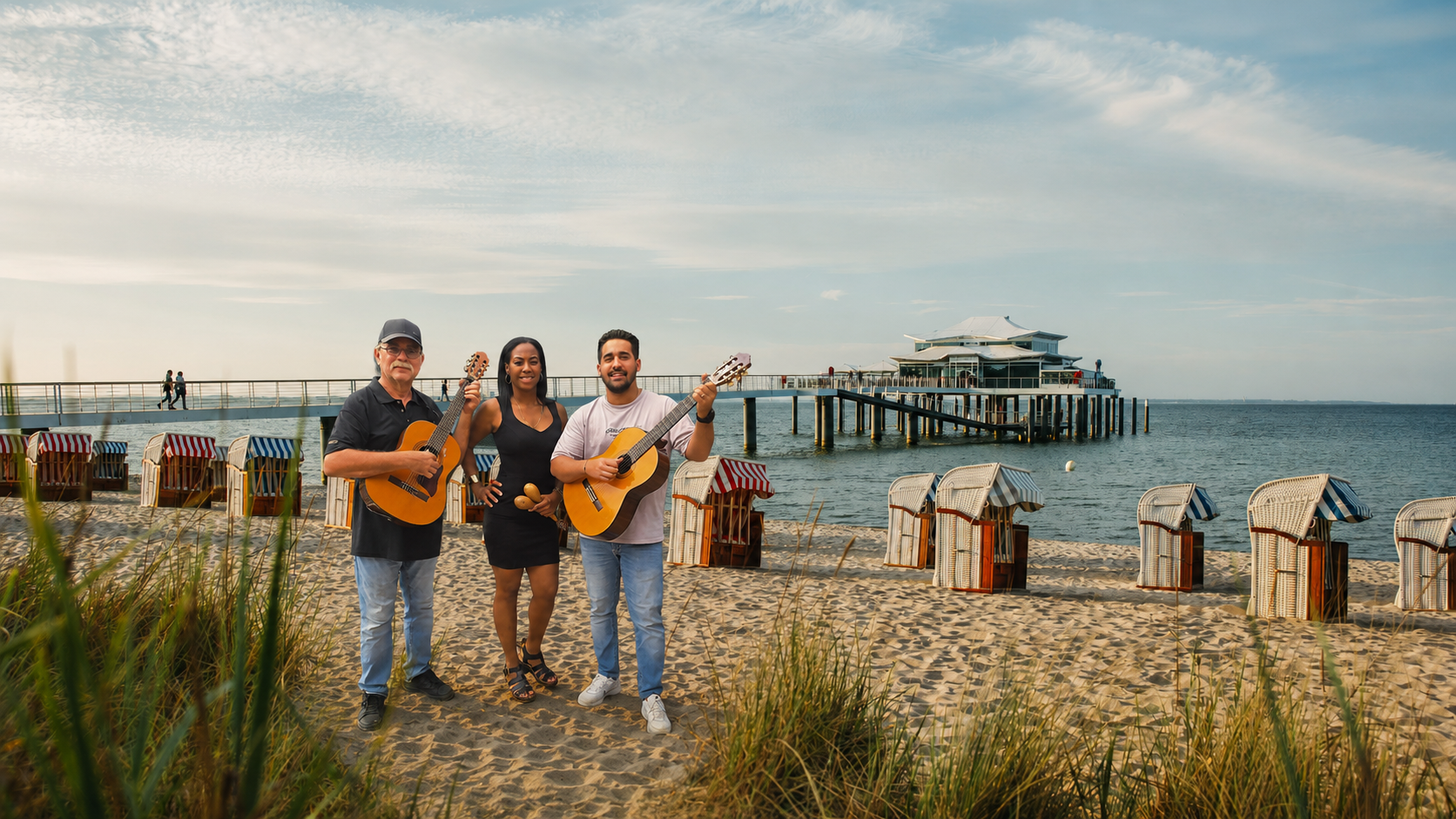 Saoco-Trio am Strand vor dem Wolkenlos