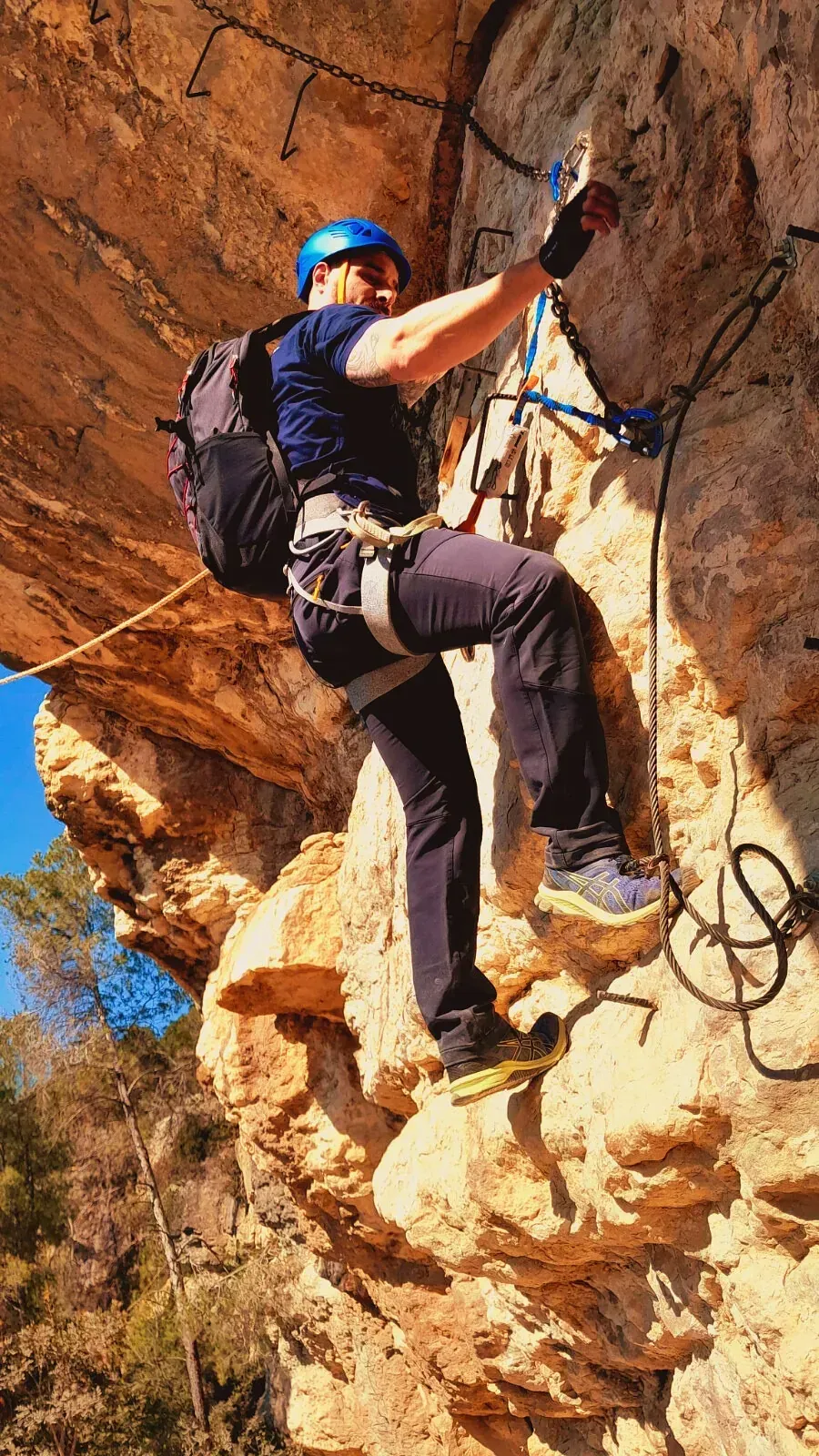 Un hombre está escalando una pared de roca.