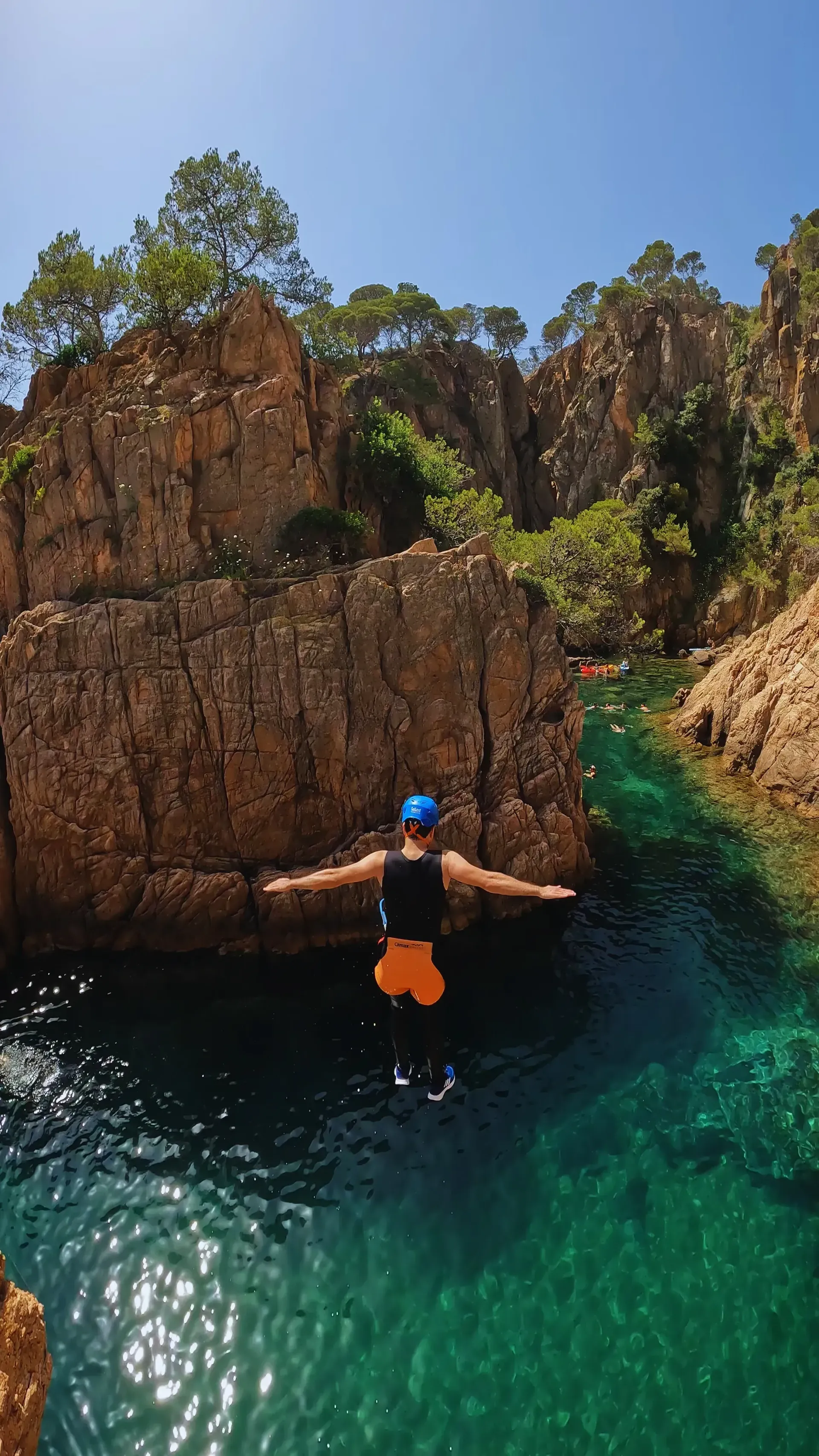 Una persona está saltando a un cuerpo de agua.