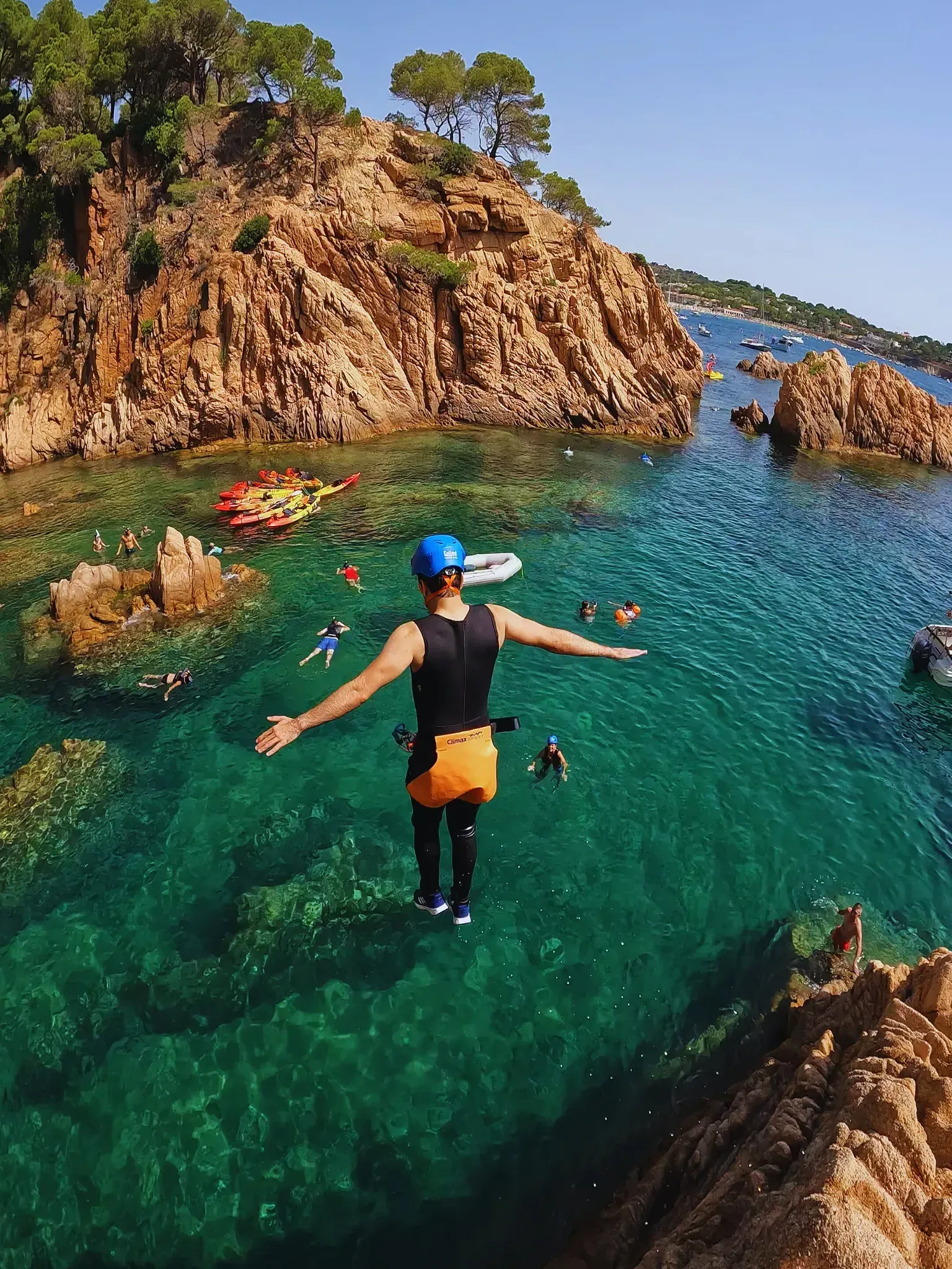 Un hombre está saltando al océano desde un acantilado.