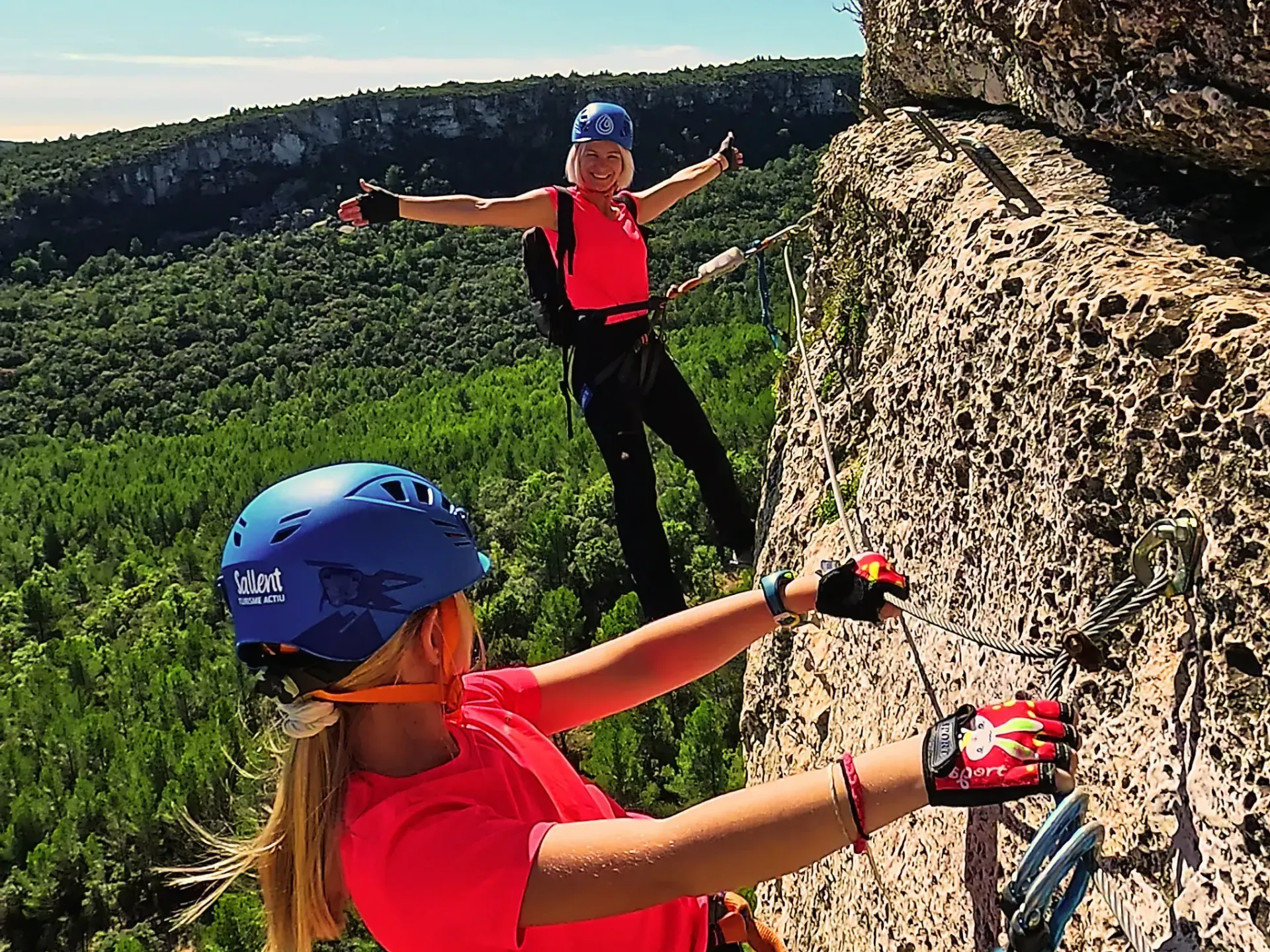 Un hombre y una mujer están escalando una pared de roca.