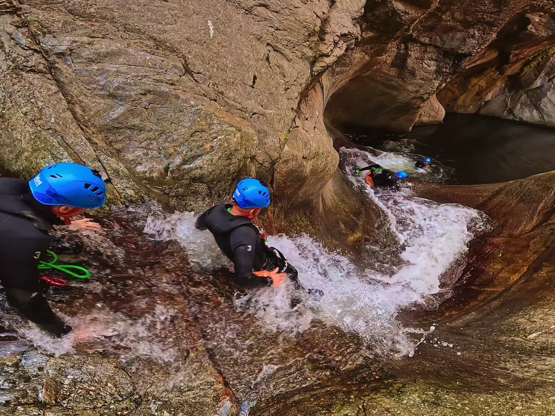 Un grupo de personas baja por una cascada.