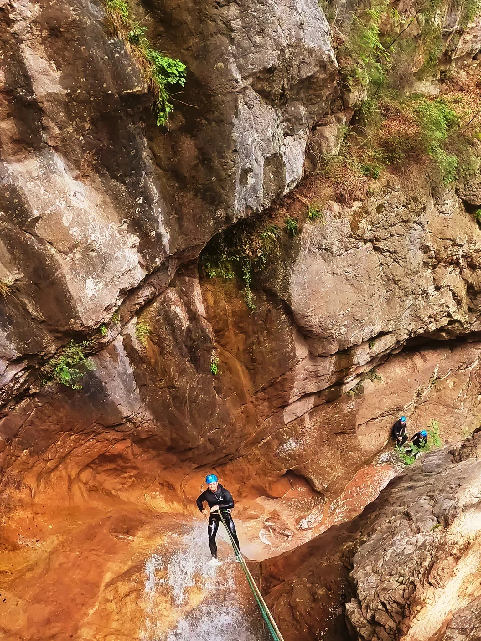 Un hombre está colgado de una cuerda en un cañón.