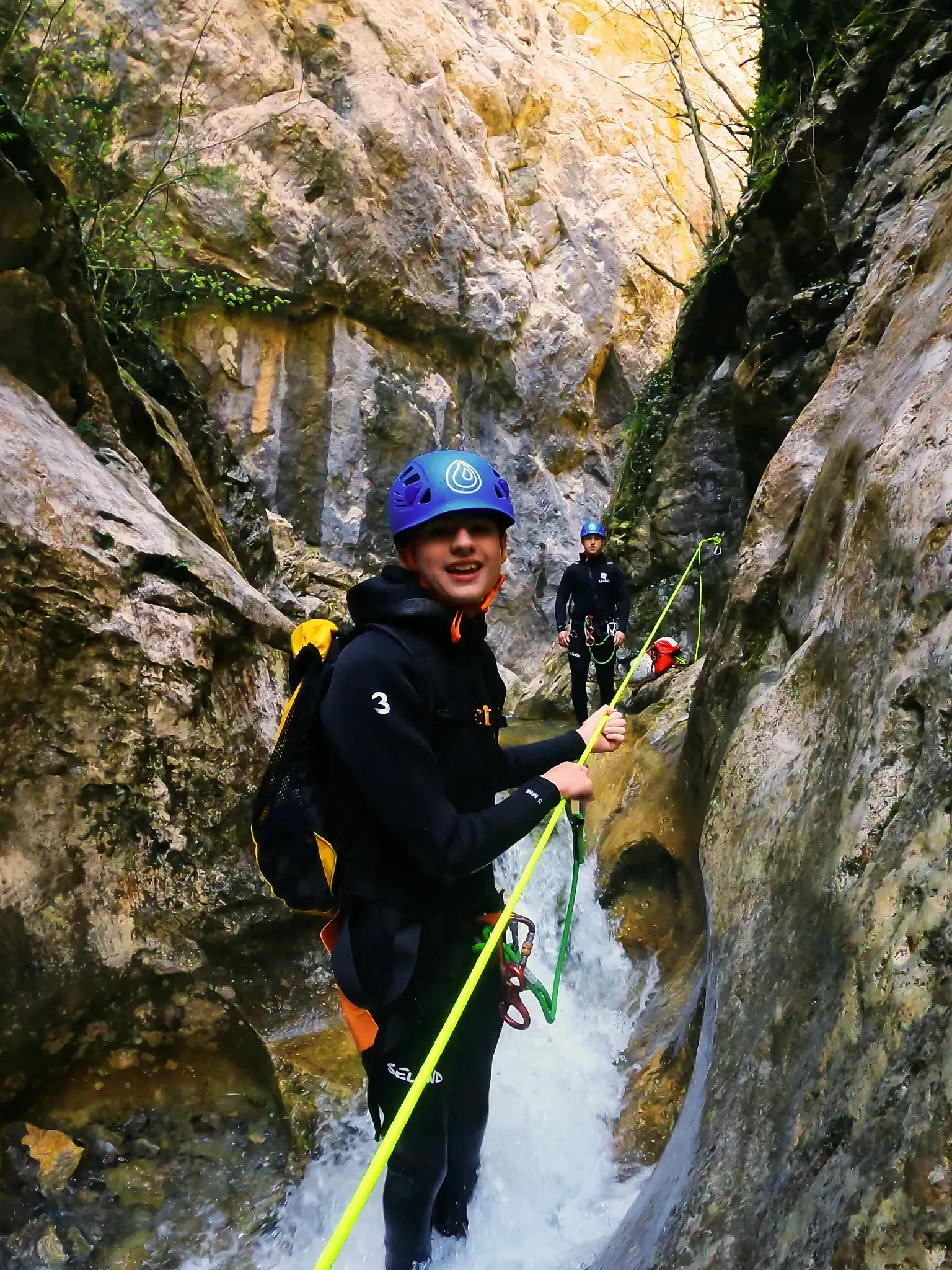 Un hombre con casco sostiene una cuerda en un cañón.