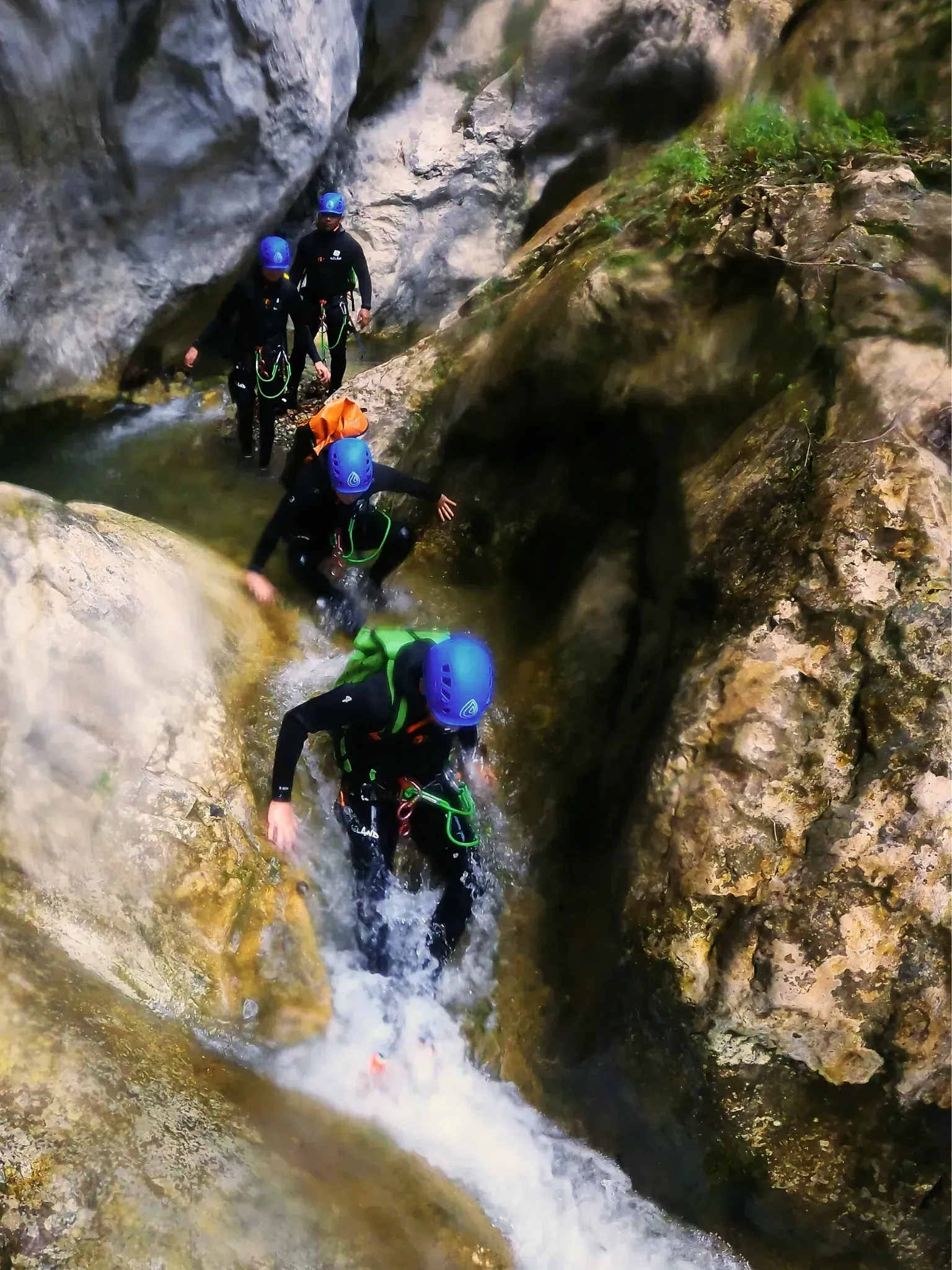 Un grupo de personas camina por una cascada.