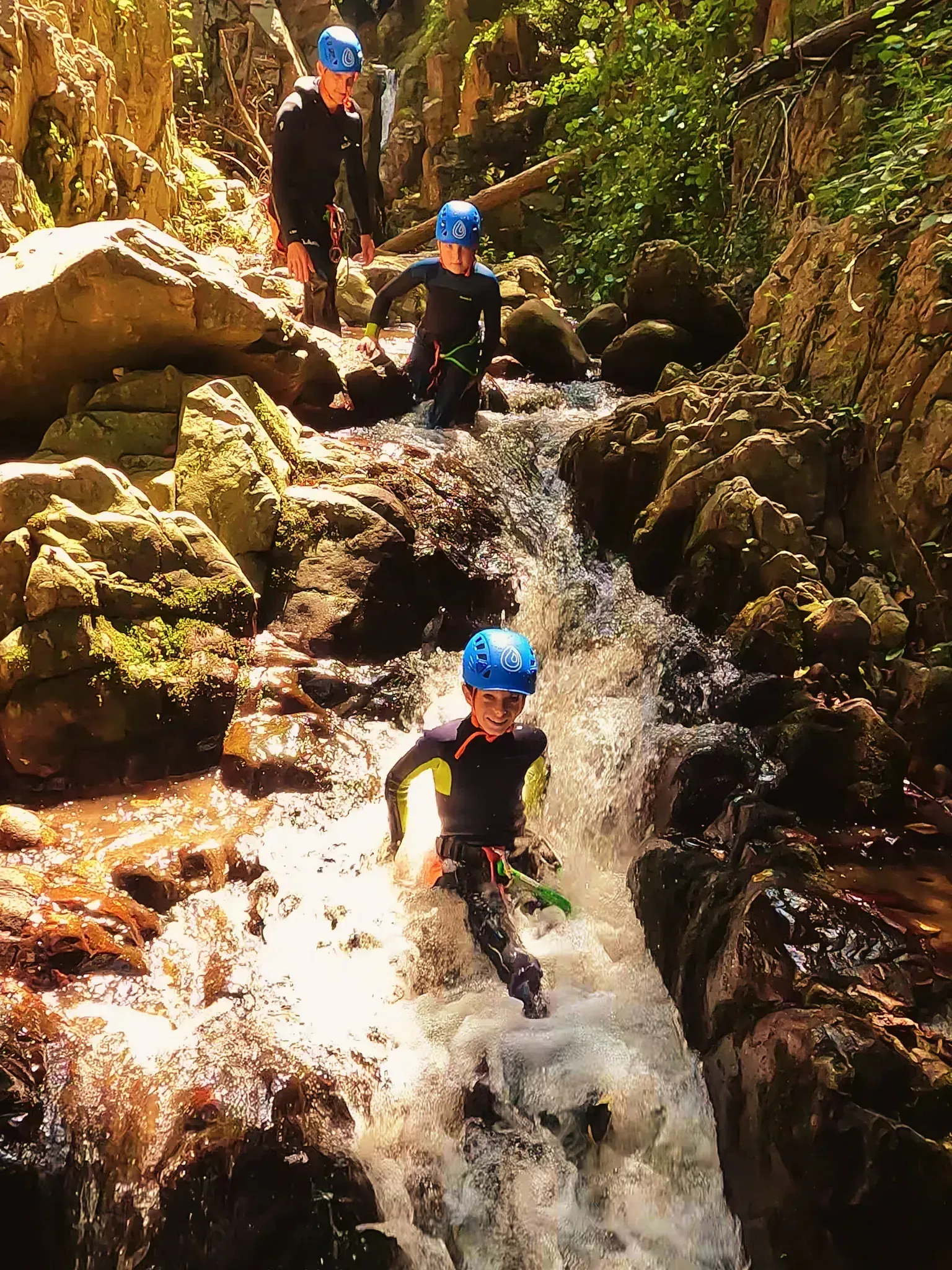 Un grupo de niños está jugando en un río.