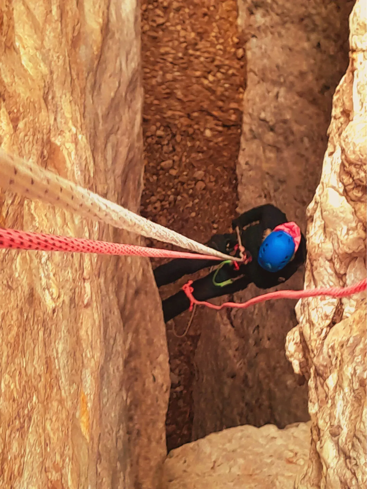 Una persona está escalando una pared de roca con una cuerda.