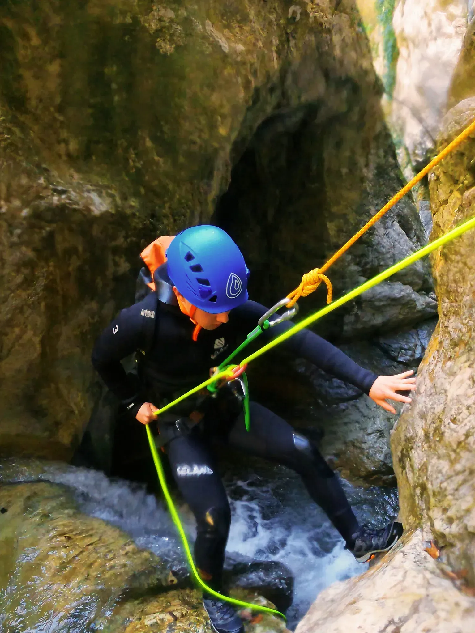 Una persona que lleva un casco azul sostiene una cuerda en un cañón.