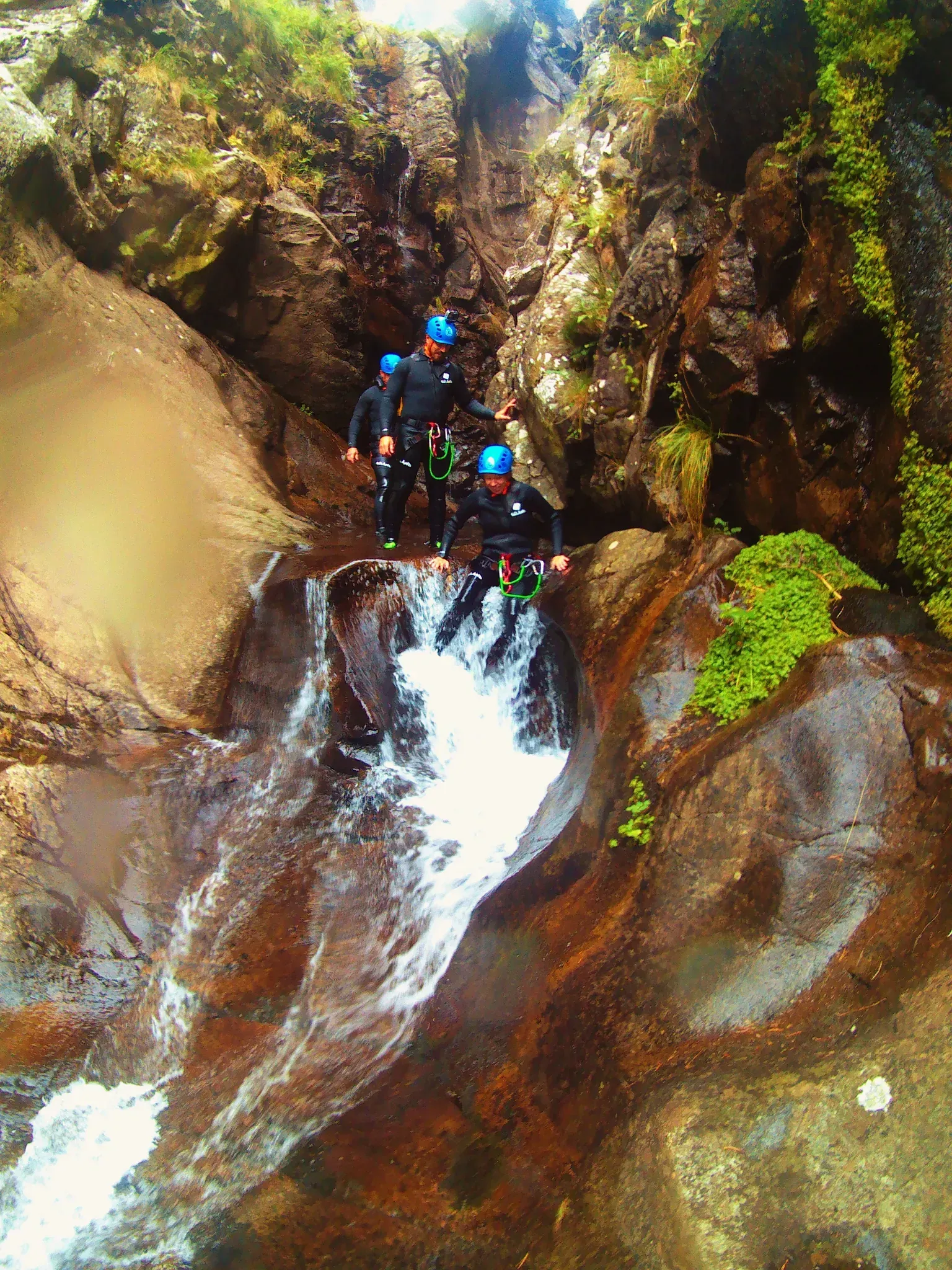 Un grupo de personas camina por una cascada.