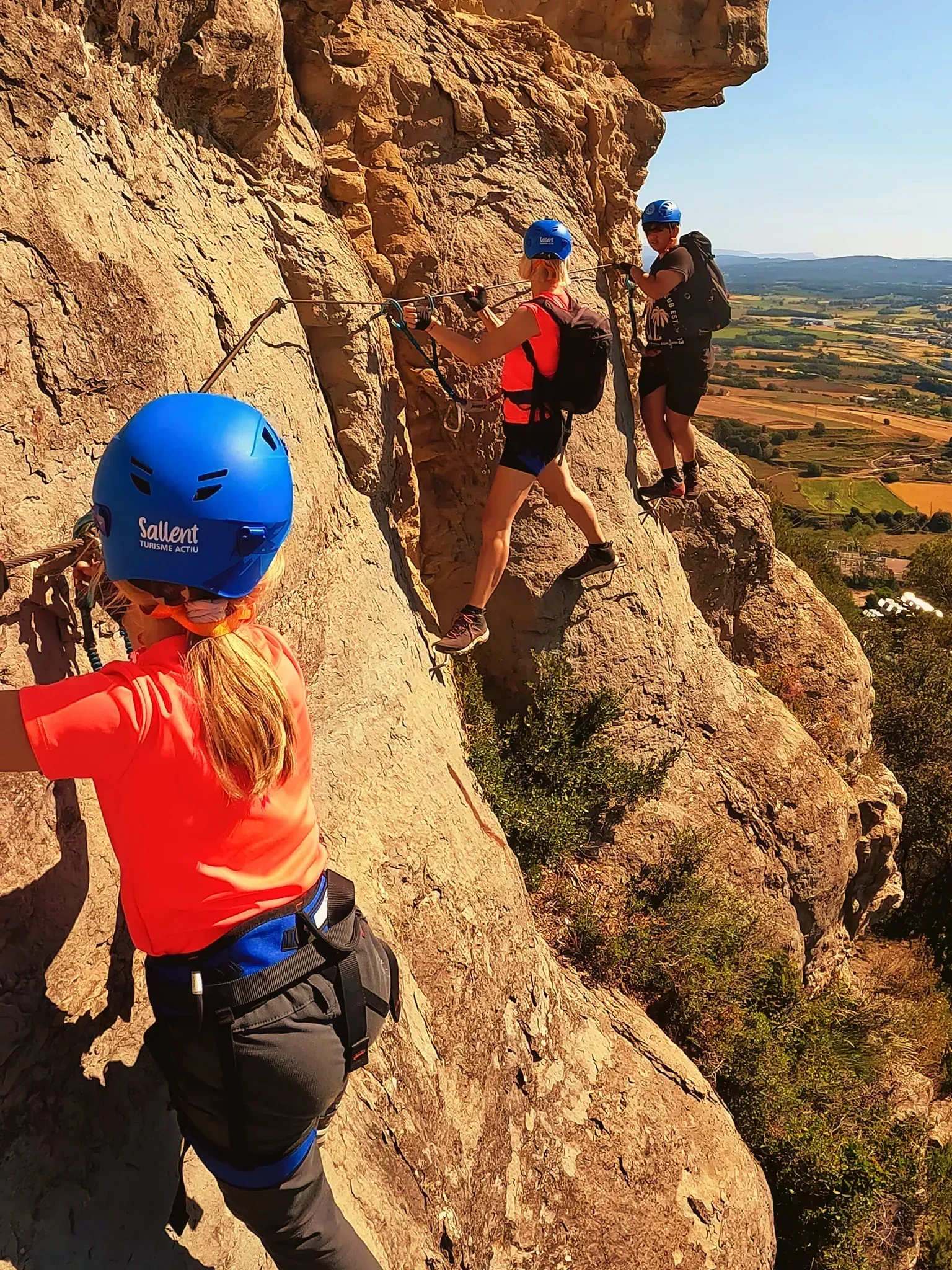 Un grupo de personas está escalando una pared de roca.