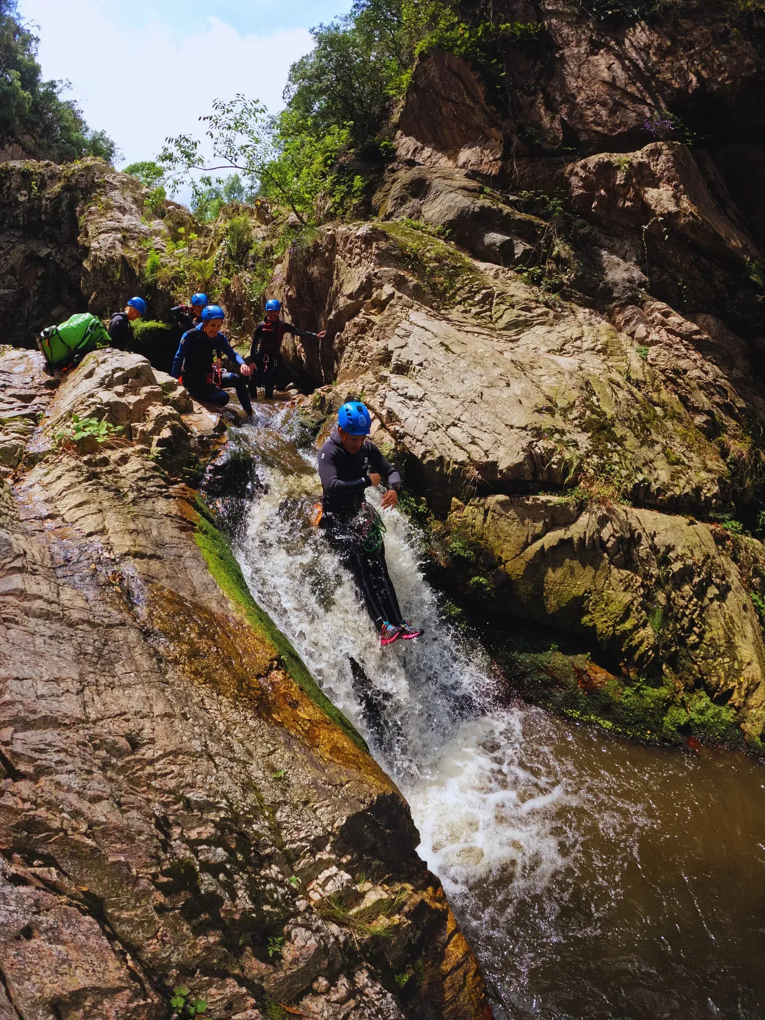 Un grupo de personas se desliza por una cascada.