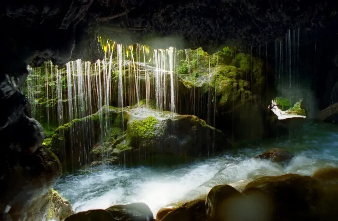 Hay una cascada en el medio de una cueva.