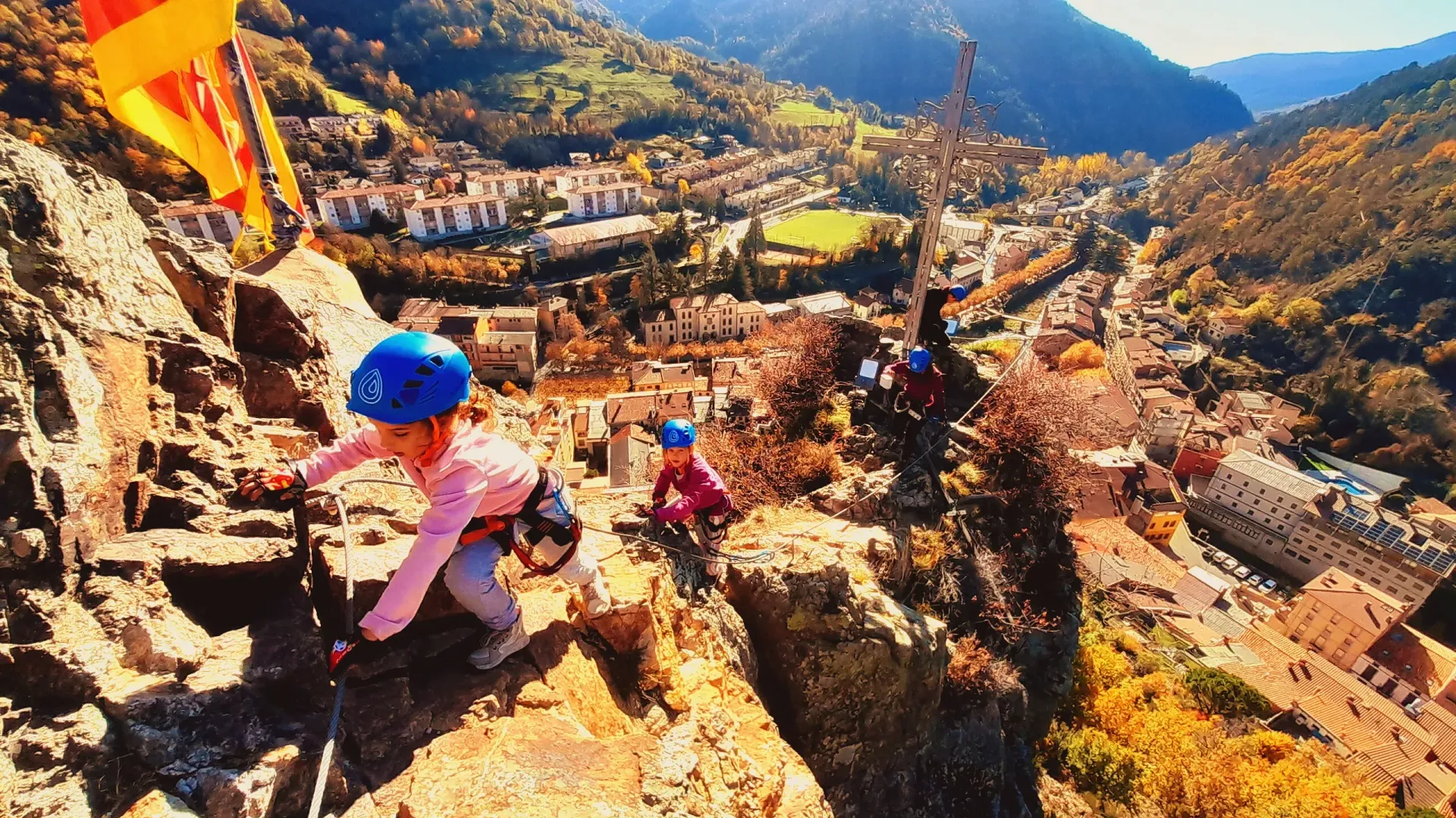 Un grupo de personas está caminando por una montaña.