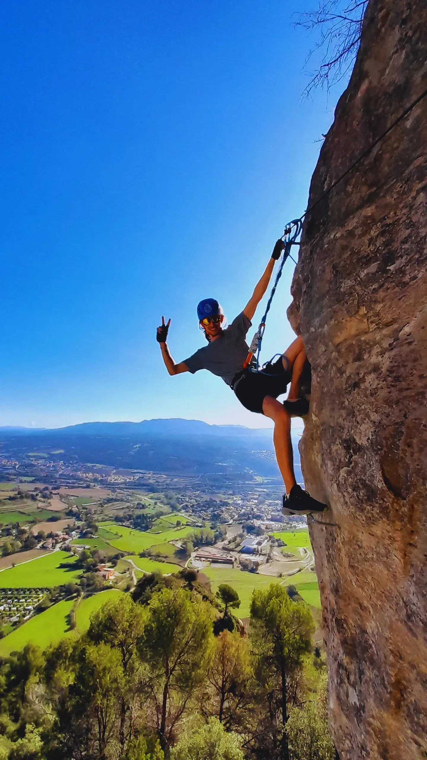 Un hombre está subiendo la ladera de una montaña.