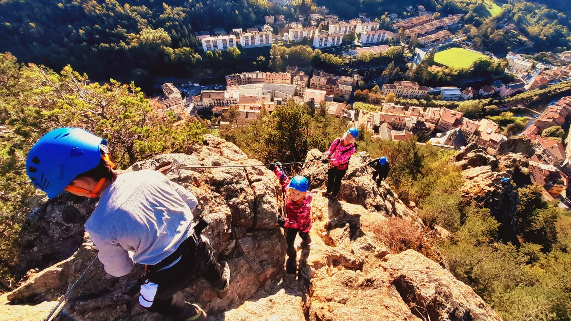 Un grupo de personas está subiendo una montaña.