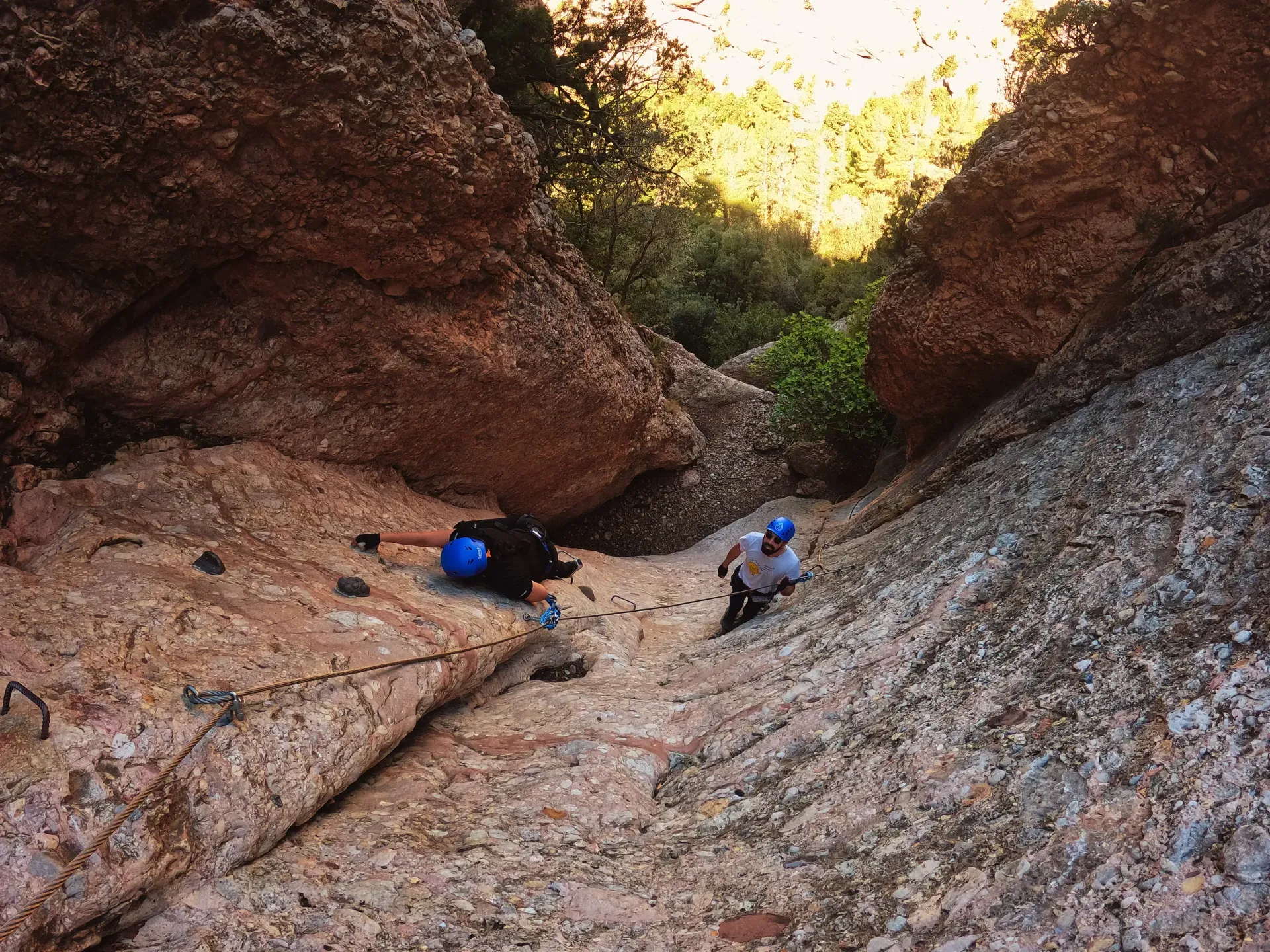 Una persona está escalando una pared de roca en un cañón.