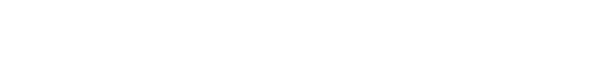 Ein Stapel frisch gebackener, goldbrauner Schokoladenkekse auf einem weißen Teller.