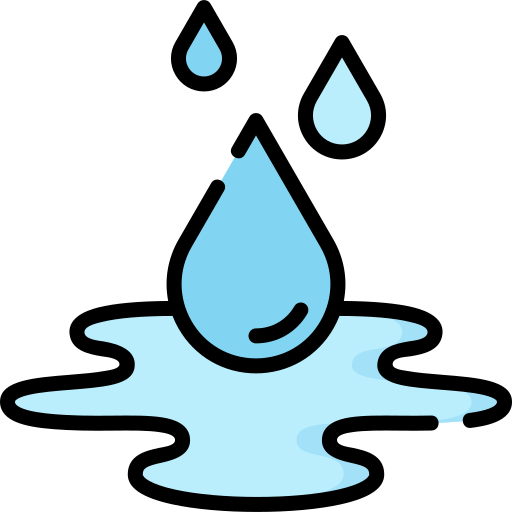 Una gota de agua está encima de un charco de agua.