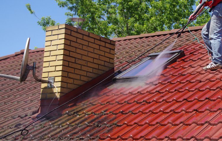 Il y a deux puits de lumière dans le plafond d'une maison.