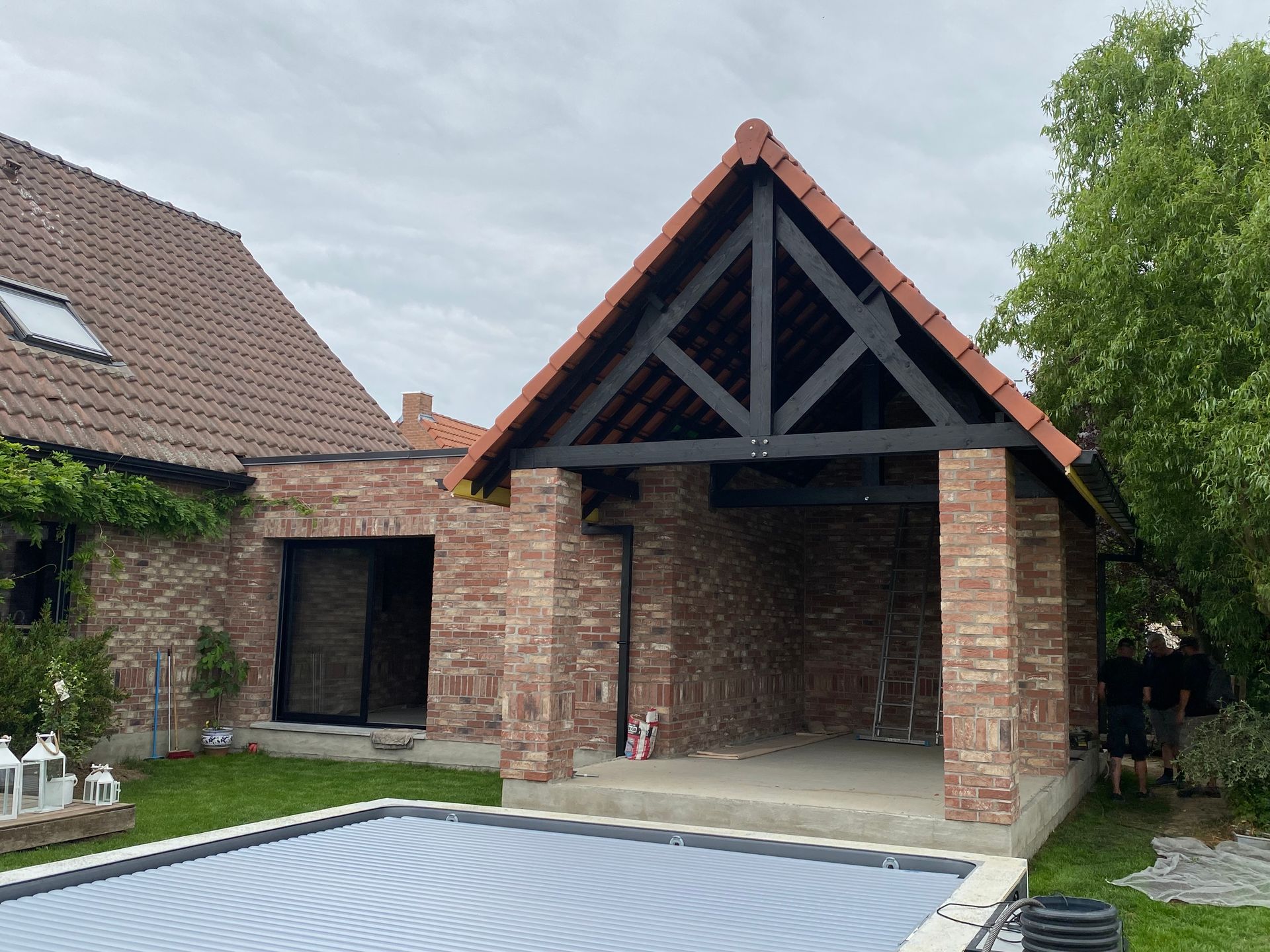 Un homme travaille sur une structure en bois avec un marteau