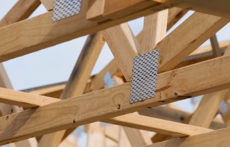 Un gros plan d'une structure en bois en construction.