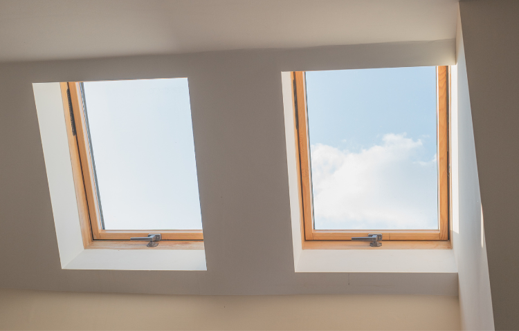 Il y a deux puits de lumière dans le plafond d'une maison.