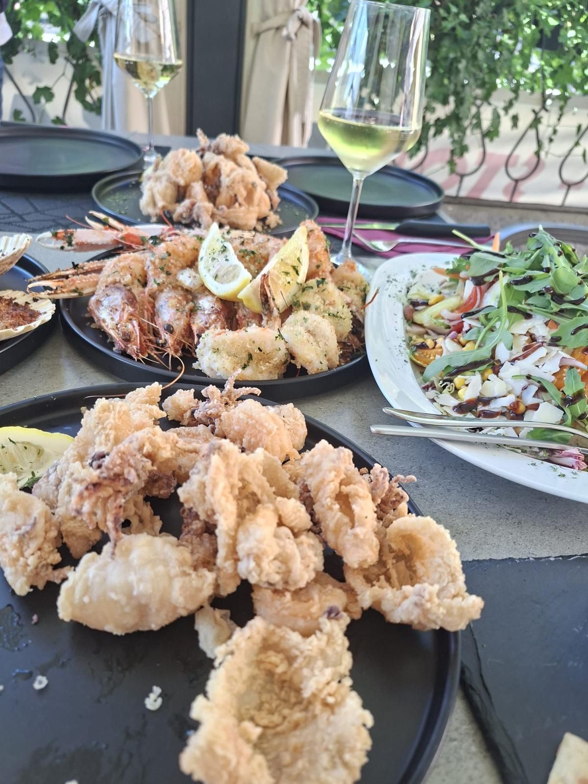 Interni di un ristorante di lusso con tavoli rotondi, sedie marroni e un'atmosfera calda.