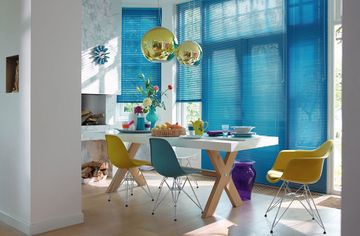 Esszimmer mit Markisen an den Fenstern