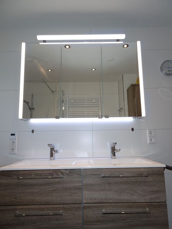 badezimmer schrank und spiegel