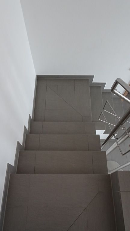 modern gefliestes treppenhaus
