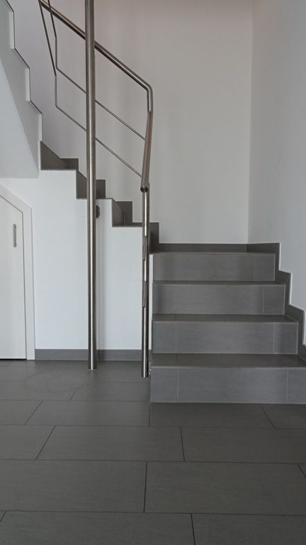 modern gefliestes treppenhaus