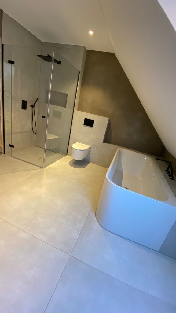 renoviertes Badezimmer mit Dusche und Badewanne
