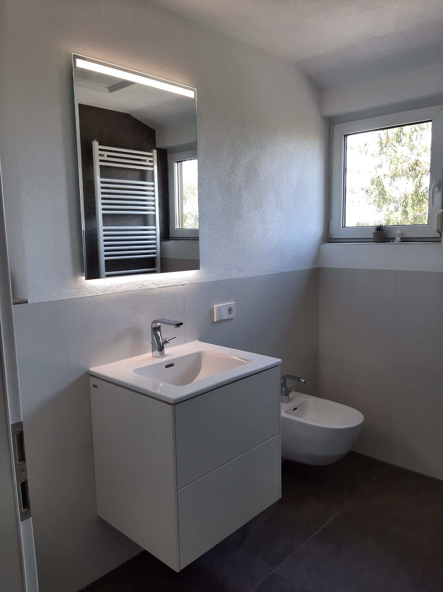 ein Badezimmer mit Waschbecken , WC und Spiegel .