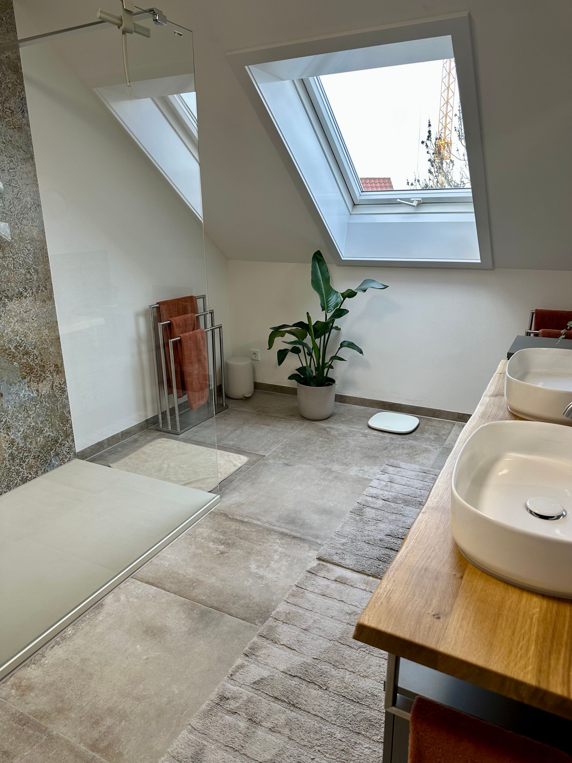 Modernes Badezimmer mit Oberlicht, ebenerdiger Dusche, Topfpflanze und Doppelwaschbecken