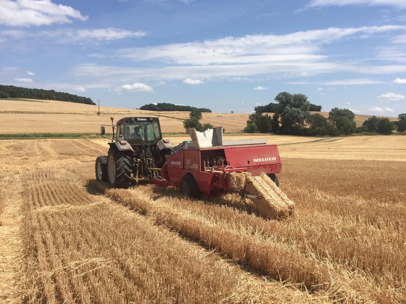 Création de bottes de paille carrées