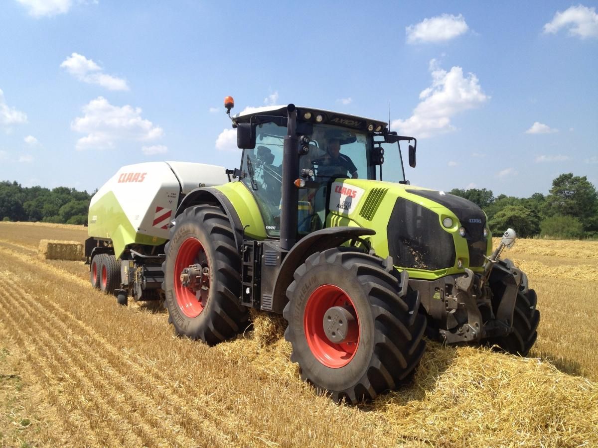 Tracteur dans un champ
