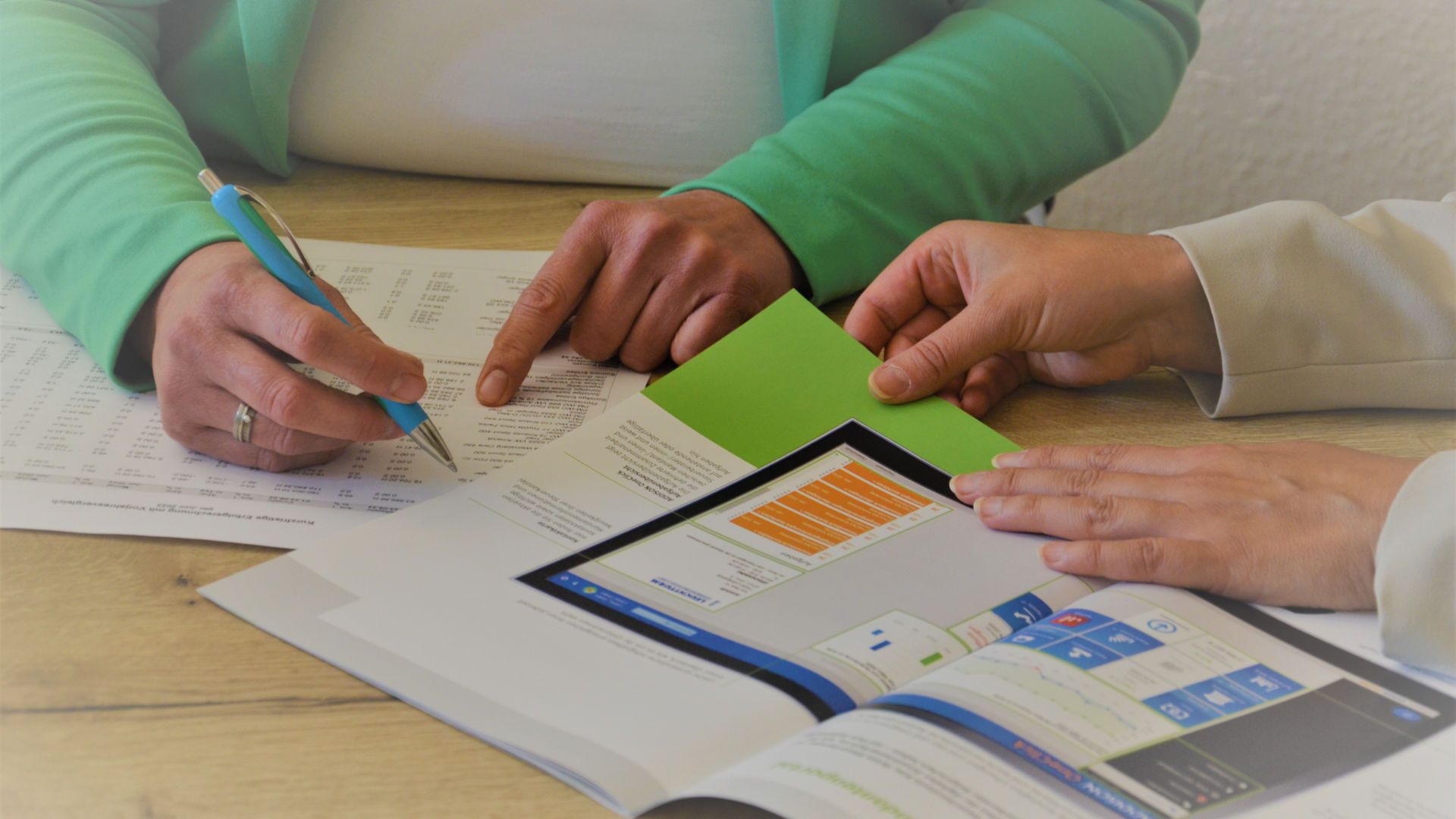 Steuerberater zeigt Kunden eine Tabelle