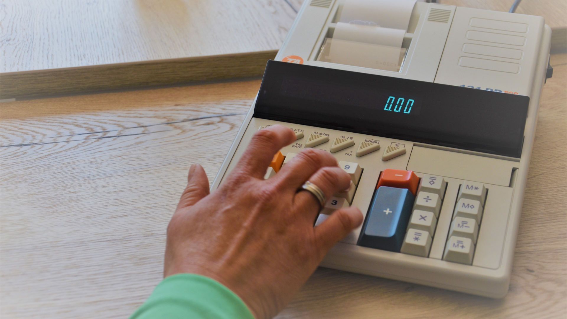 Steuerberater mit Taschenrechner