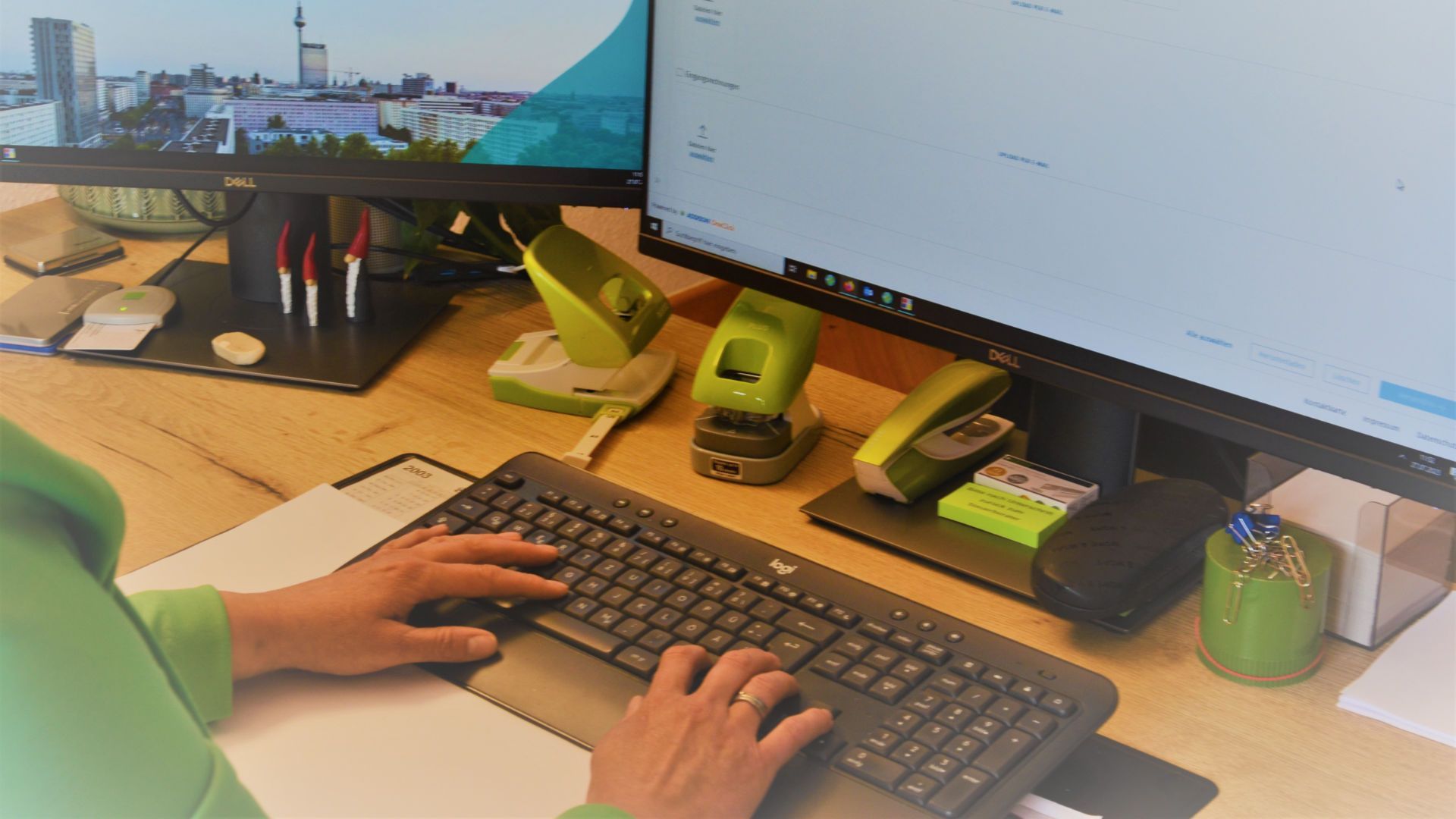 Euromünzen exponentiell gestapelt neben einem Taschenrechner