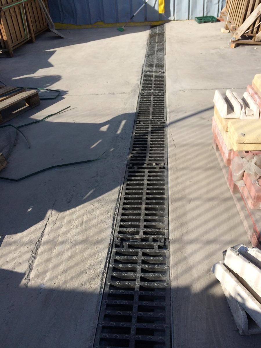 Réalisation de caniveau en béton et pose de grille fonte pour passage P.M.R