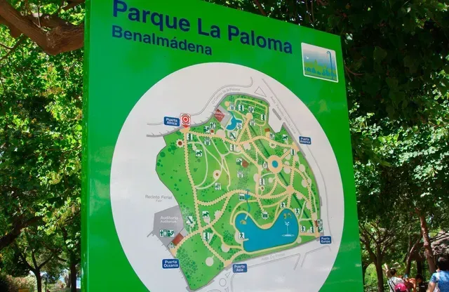 Mapa señalizado en color verde del Parque La Paloma en Benalmádena, con la distribución del parque y los senderos indicados.