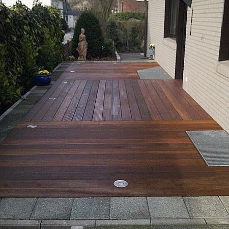 Ein Holzdeck mit einer Frauenstatue im Hintergrund