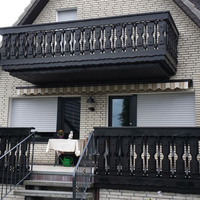 Ein Backsteinhaus mit Balkon und Treppe