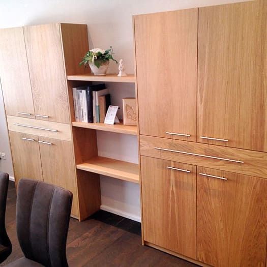 Ein Raum mit vielen Holzschränken und Regalen