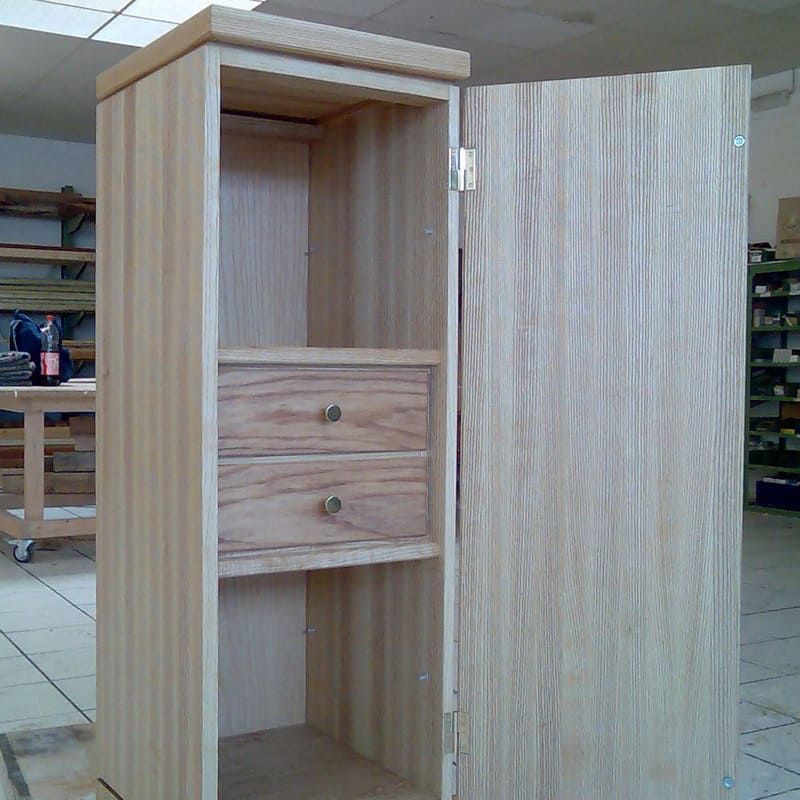 Ein Holzschrank mit zwei Schubladen und einem Regal