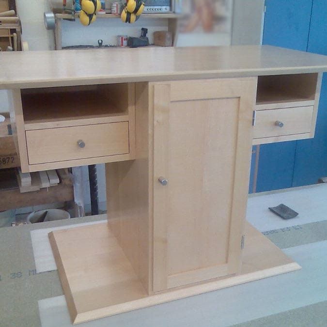Ein Holztisch mit Schubladen und einer Tür mit der Aufschrift „Ikea“