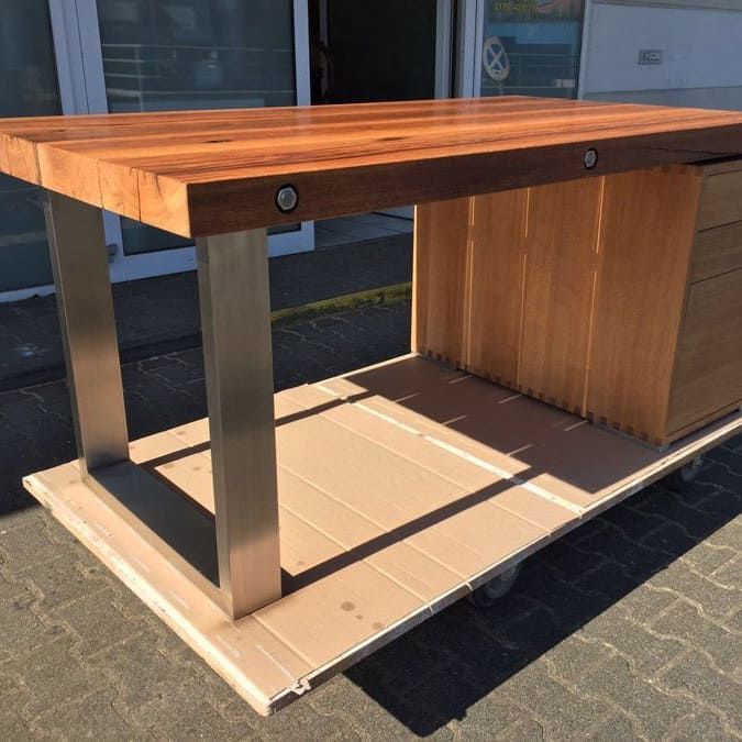 Ein Holztisch steht auf einem Karton
