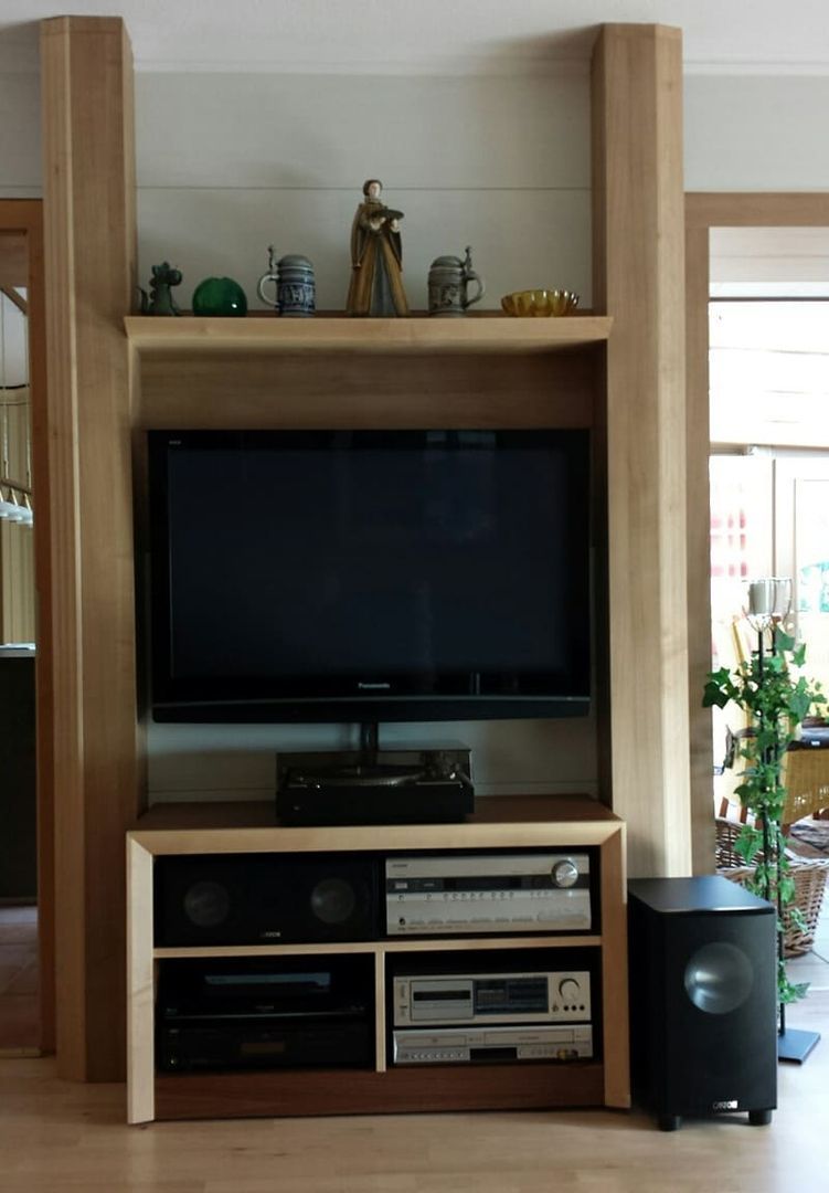 Ein Flachbildfernseher steht auf einem hölzernen Entertainment-Center